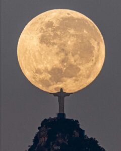 Fotógrafo registra foto perfeita com o Cristo Redentor ‘segurando’ a Lua e viraliza na internet